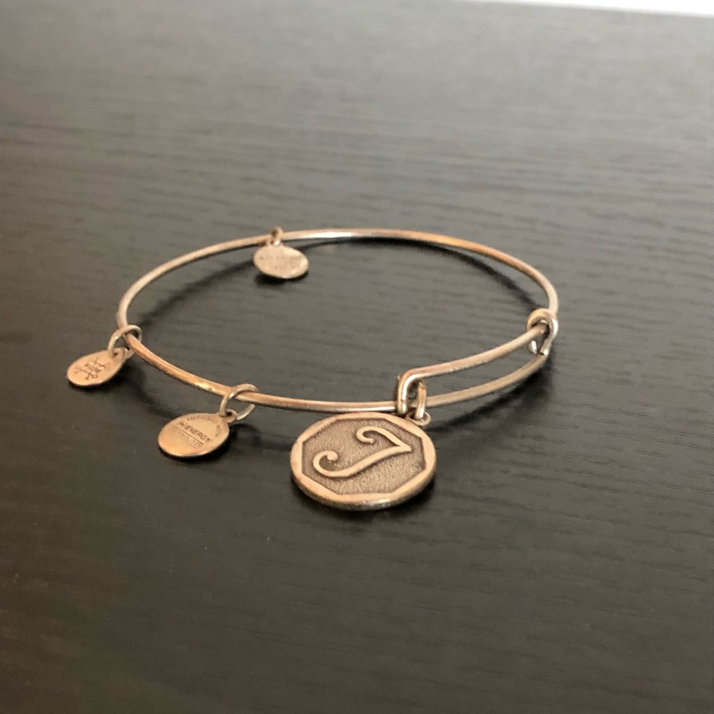 🟢 T/J charm bracelet
